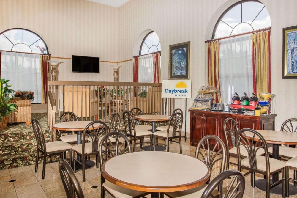 Days Inn & Suites by Wyndham Columbia Airport