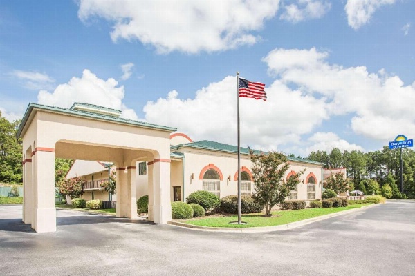 Days Inn & Suites by Wyndham Columbia Airport image 1
