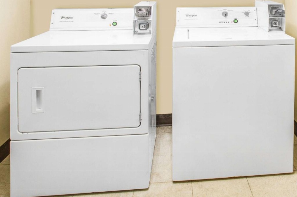 Days Inn & Suites by Wyndham Columbia Airport