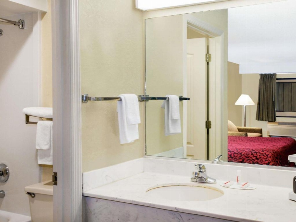 Days Inn & Suites by Wyndham Columbia Airport